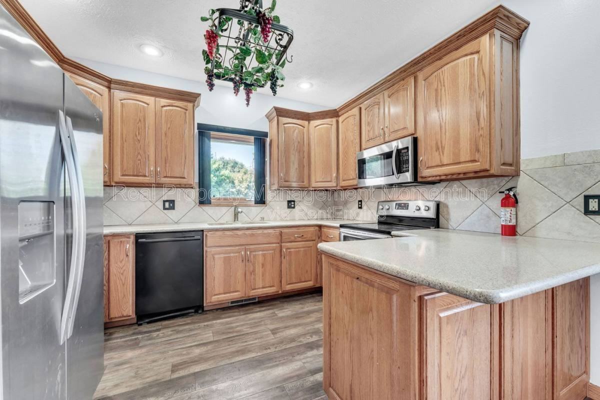 514 N Ellen St - Photo 3 of 10