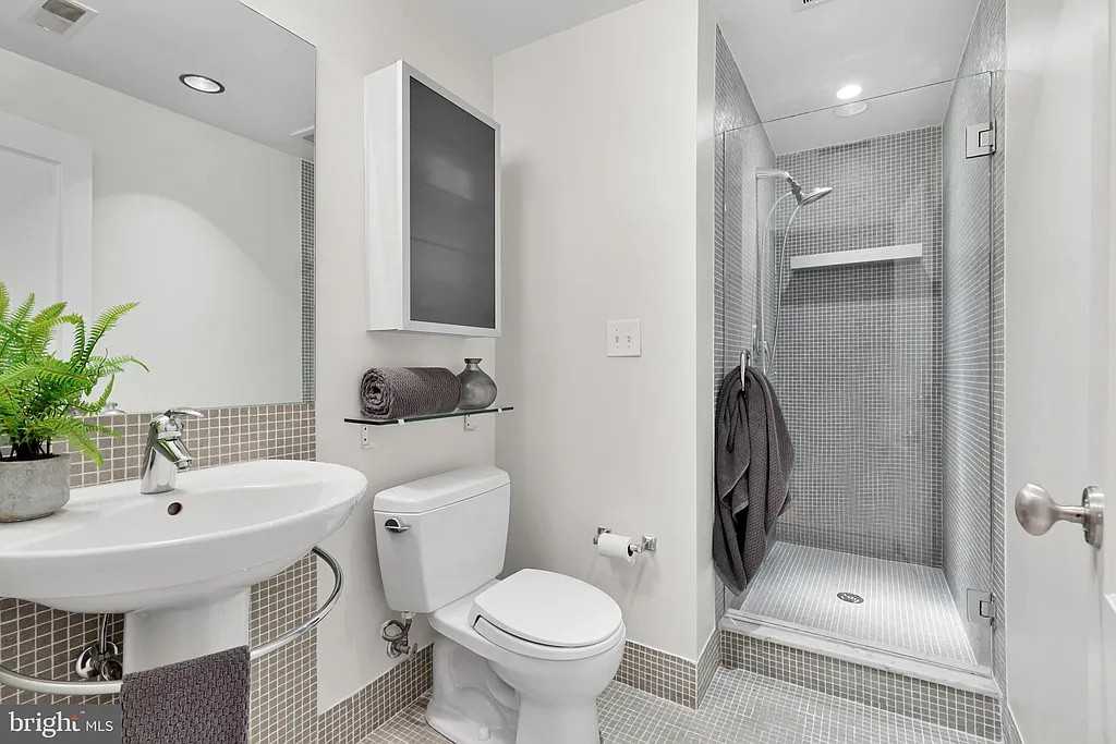 1918 12th St Nw #1 - Photo 2 of 35