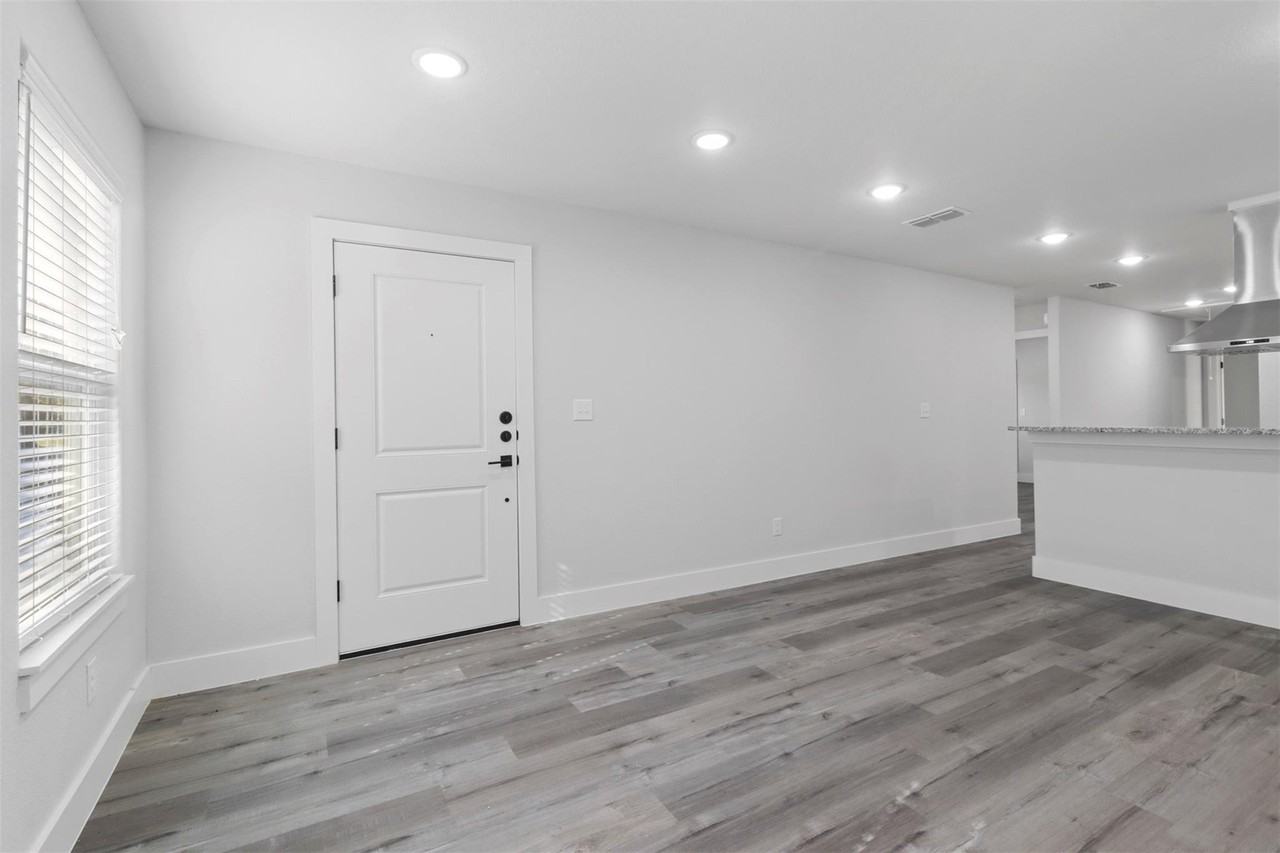 516 514/516 N Rusk Ave #516 - Photo 3 of 15