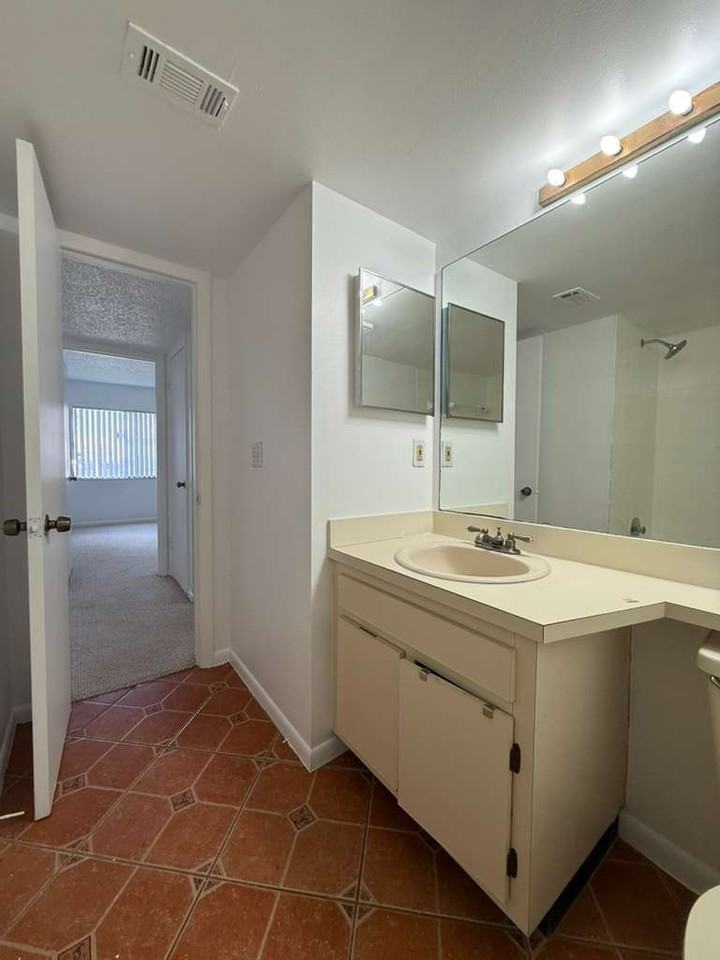 5333 Vineland Rd #1 - Photo 2 of 21