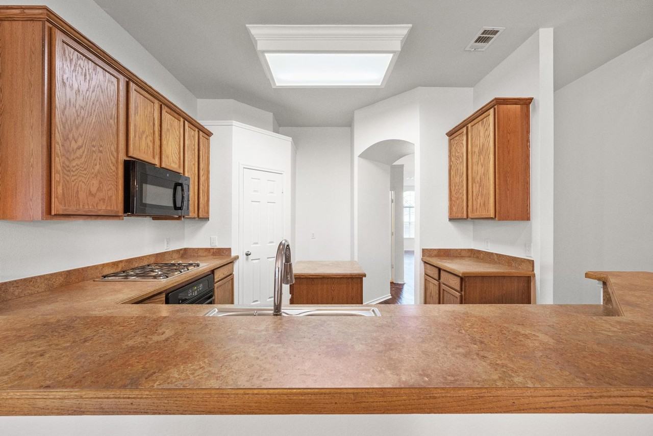 9880 Wyndbrook Dr - Photo 4 of 25