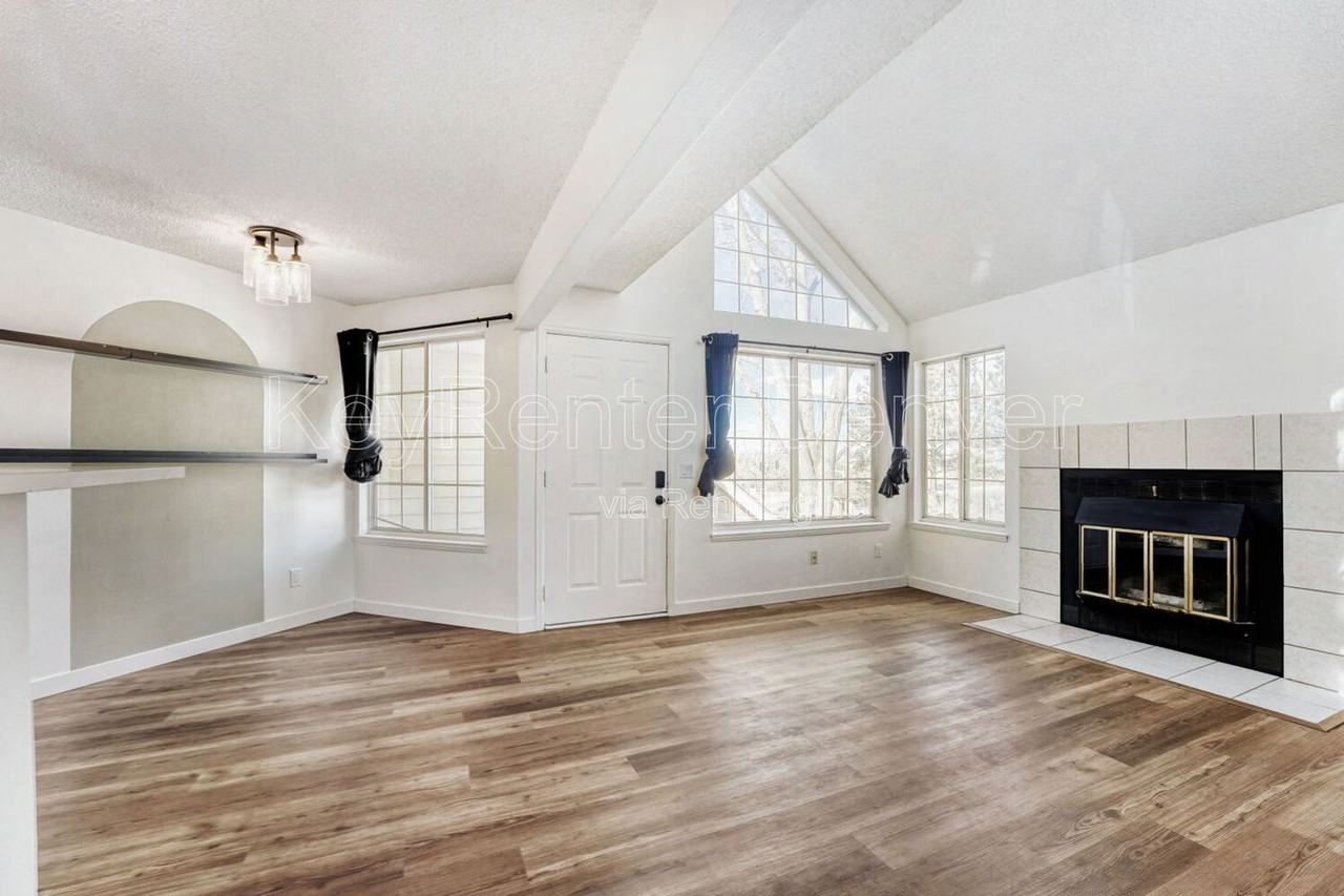 13704 E Lehigh Ave #B - Photo 5 of 18