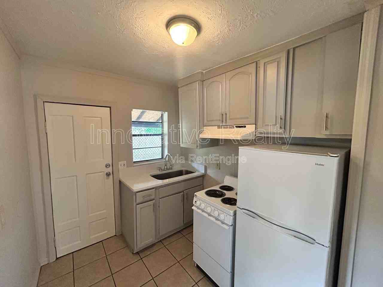 517 E 5th St #B - Photo 6 of 13