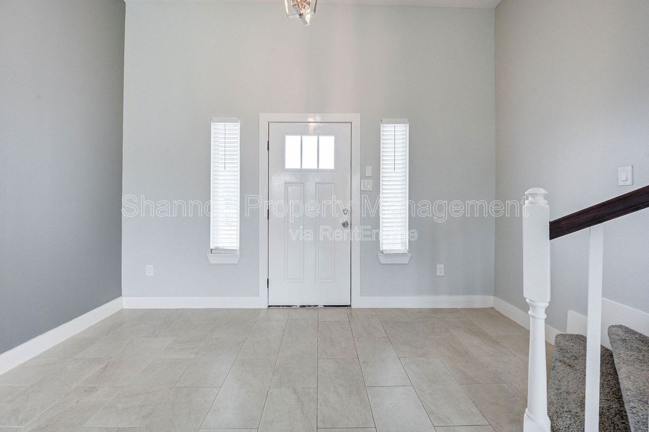 10204 Jessalyn Ln - Photo 4 of 24