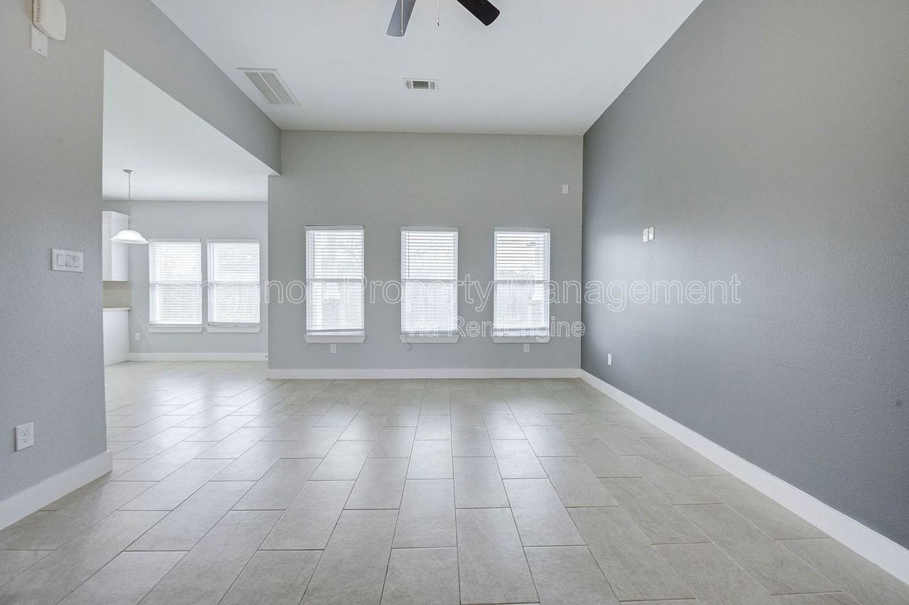 10204 Jessalyn Ln - Photo 6 of 24