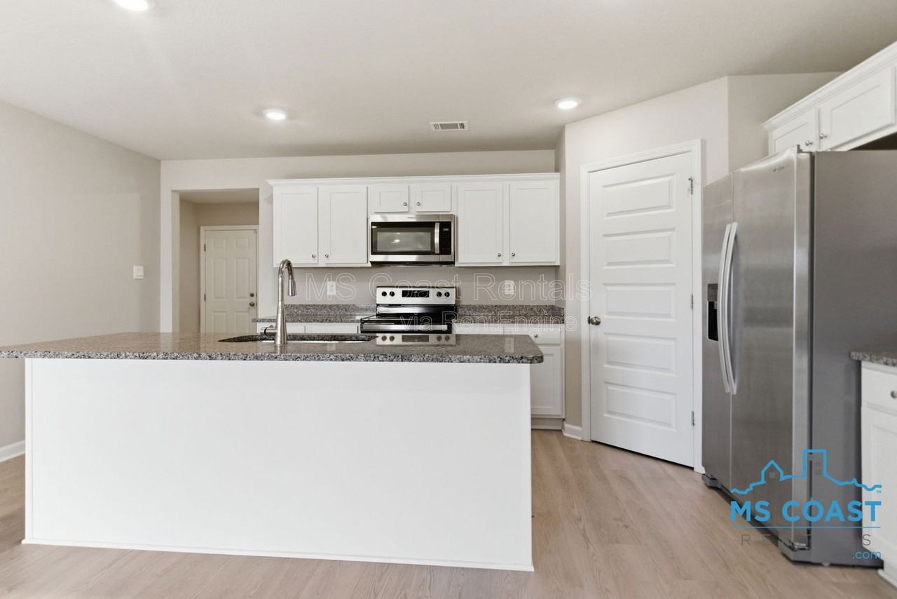 15336 Leighwood Ln - Photo 4 of 25