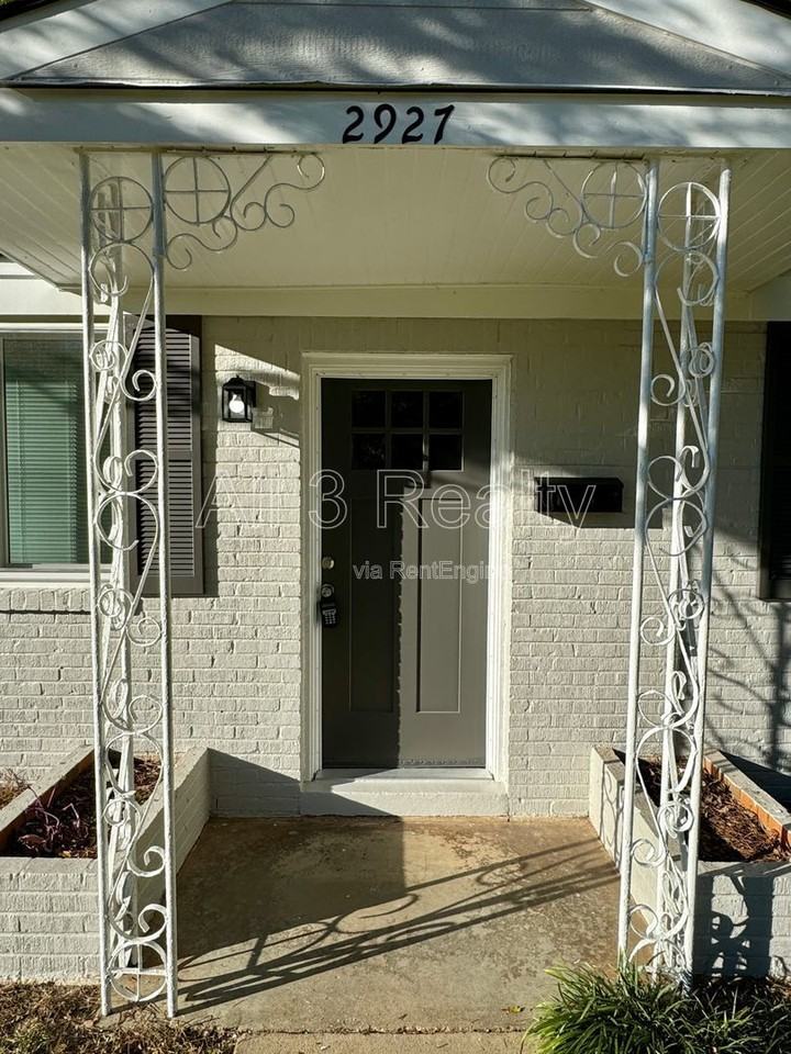 2927 Brevard Ave - Photo 5 of 38