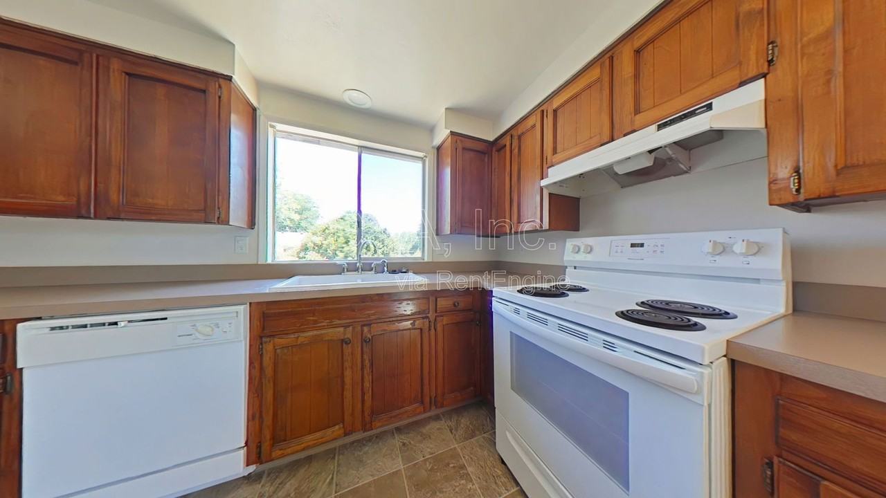 3666 Nw Van Buren Ave - Photo 4 of 12