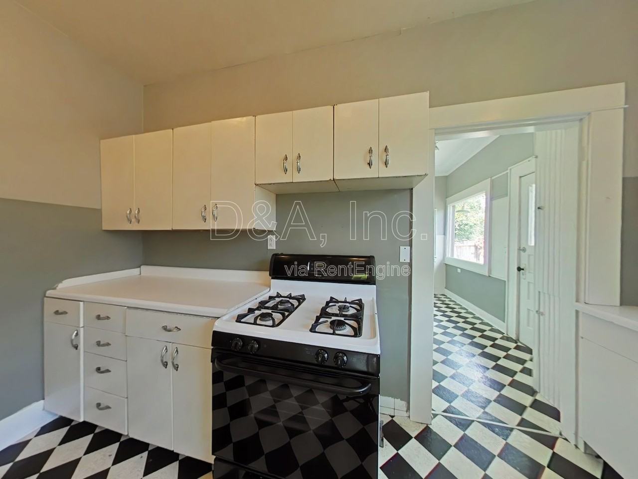 430 Nw 13th St - Photo 3 of 17