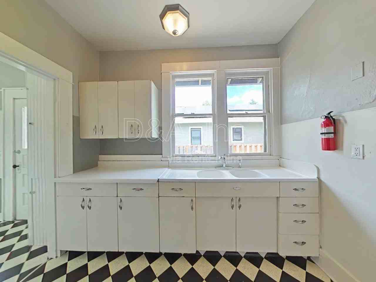 430 Nw 13th St - Photo 4 of 17