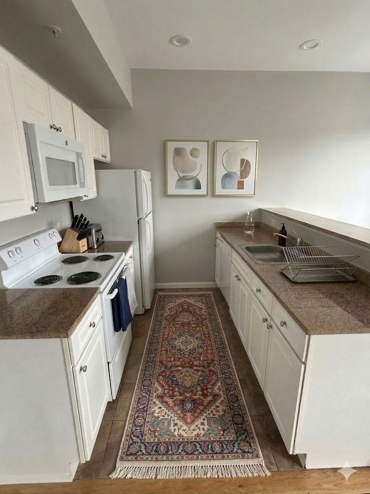 210 Farmington Ave #203