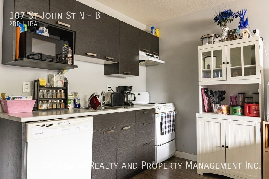 107 St John St N - Photo 3 of 6