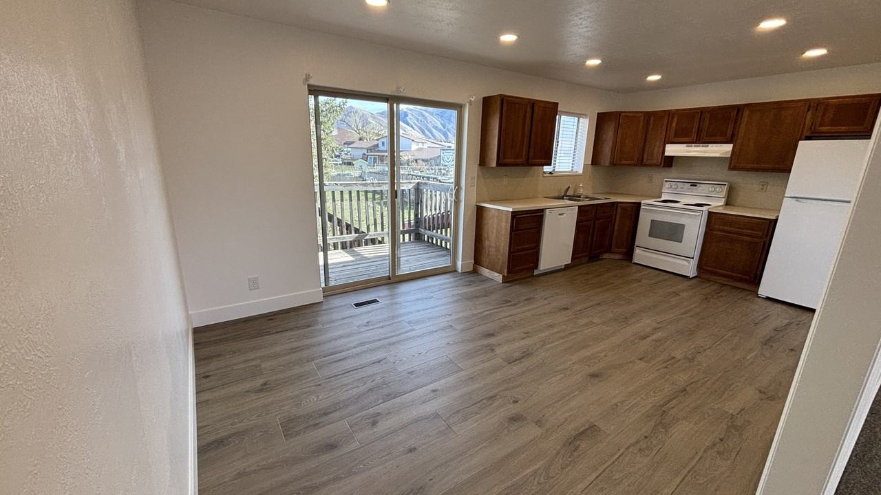 391 Sw - Photo 3 of 12