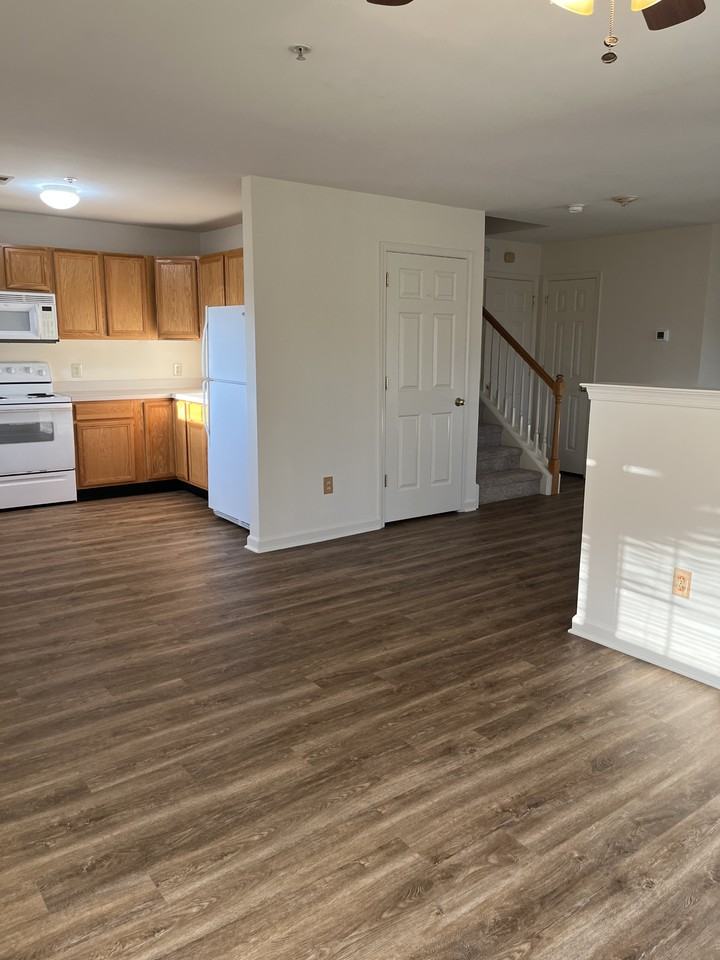 211 Prairie Ct - Photo 3 of 9