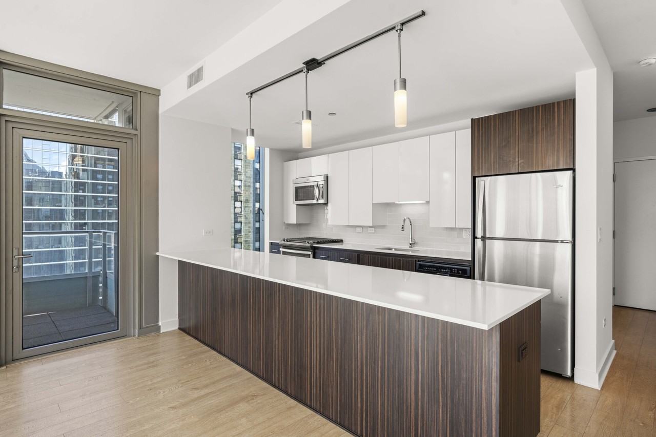 221 N Garland Ct - Photo 4 of 15