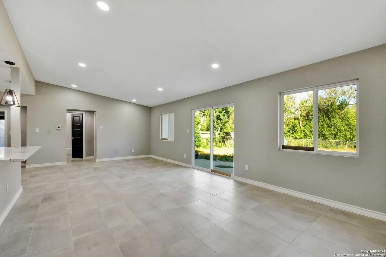 826 Chevy Chase Dr #1 - Photo 5 of 33