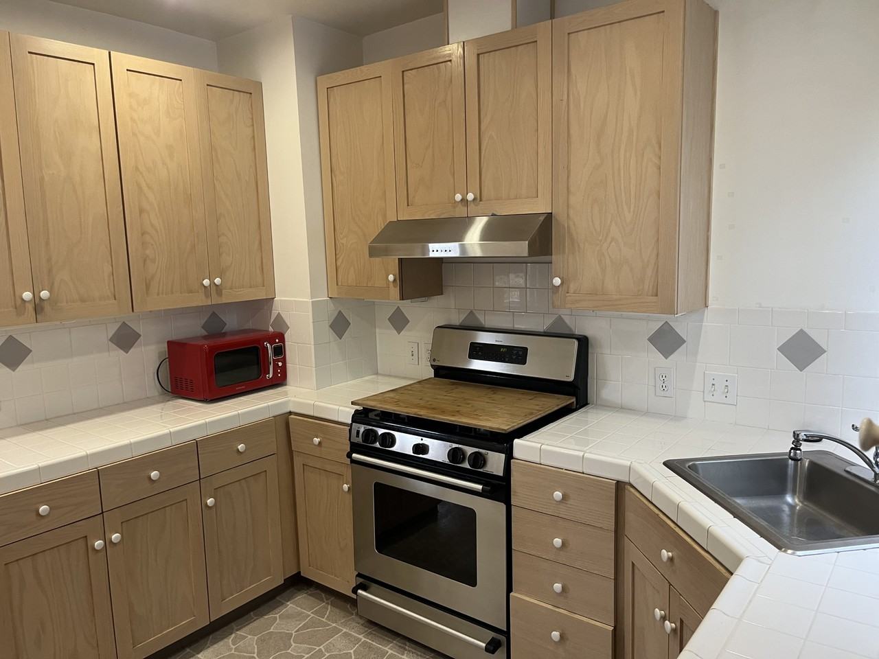 1126 Hampel - Photo 7 of 14