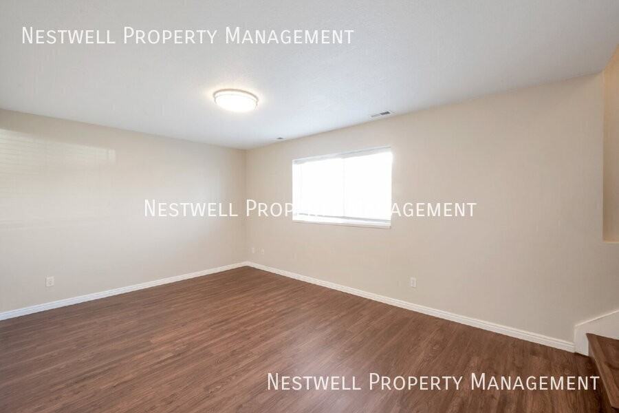 322 S 100 E - Photo 4 of 19