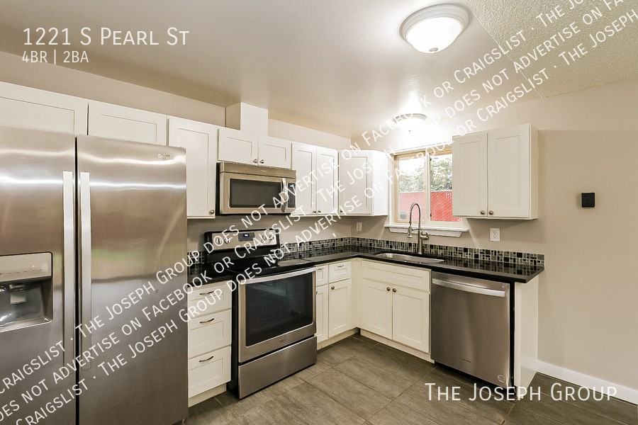 1221 S Pearl St - Photo 7 of 31