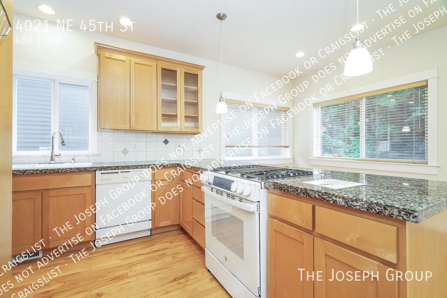 4021 Ne 45th St - Photo 5 of 23