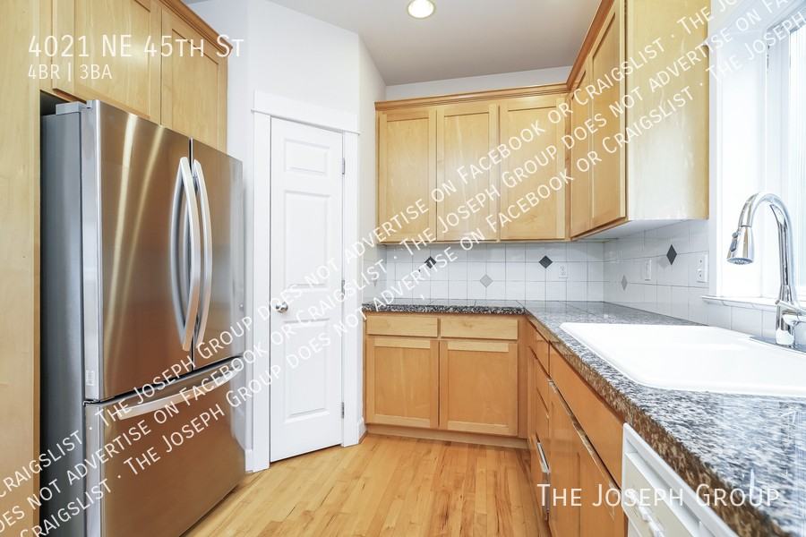 4021 Ne 45th St - Photo 6 of 23