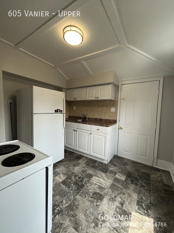 605 Vanier St - Photo 2 of 9