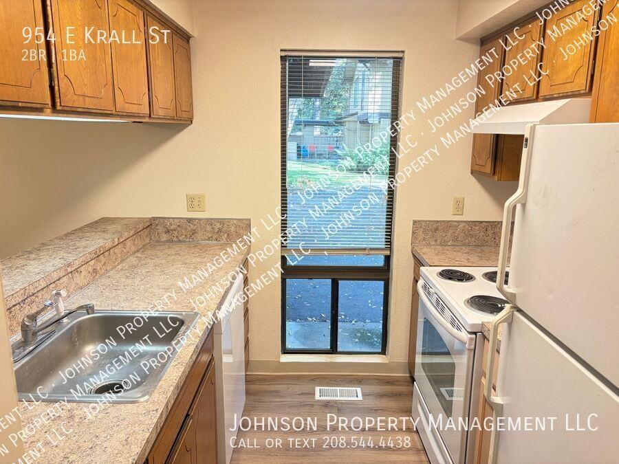 954 E Krall St - Photo 5 of 16