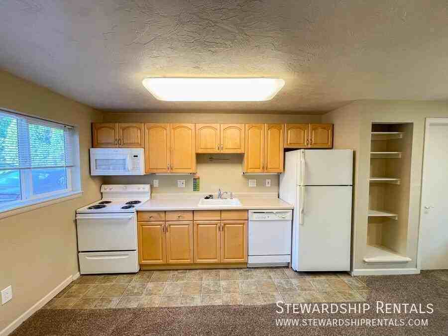 1431 1/2 W Broadway - Photo 6 of 14