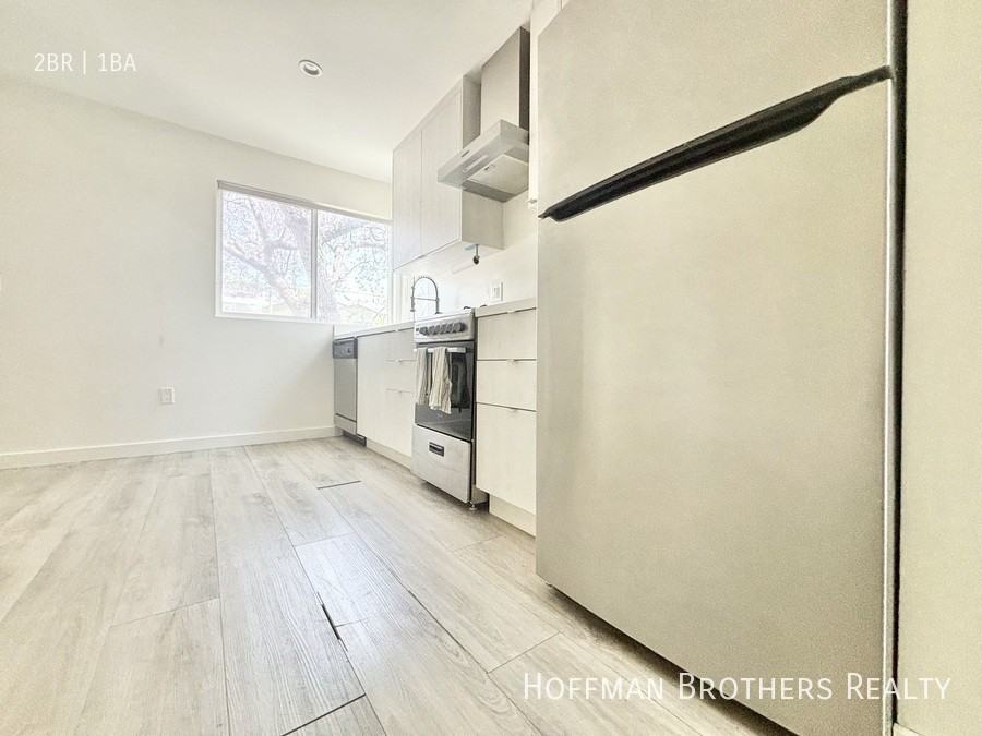 727 Silver Lake Blvd #A - Photo 2 of 9