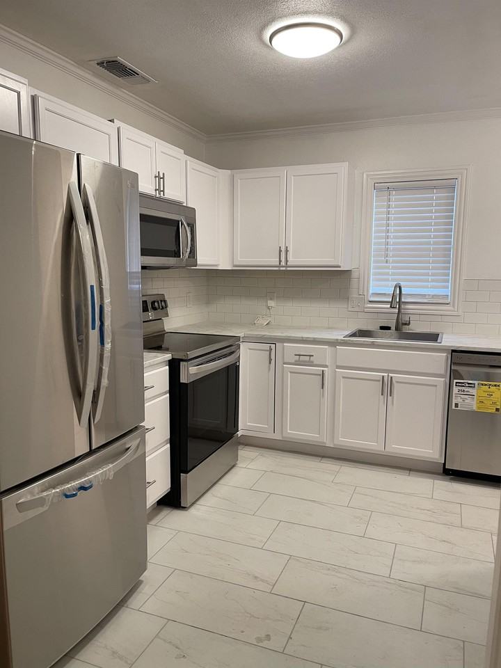 2421 25th St #1 - Photo 3 of 17