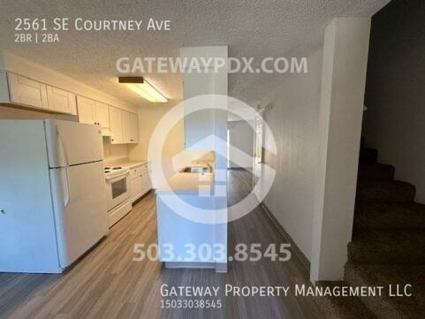 2561 Se Courtney Ave - Photo 2 of 20