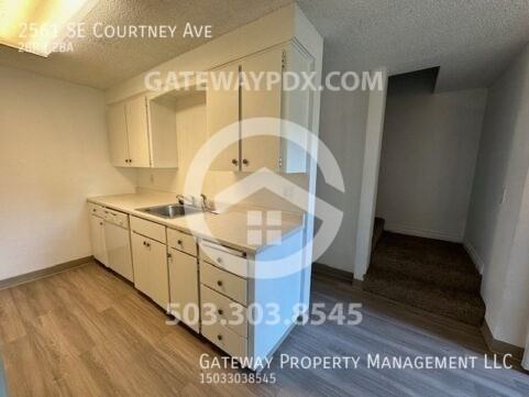 2561 Se Courtney Ave - Photo 4 of 20
