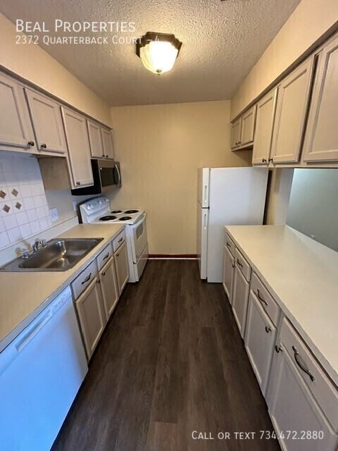 2372 Quarterback Ct #4 - Photo 7 of 12