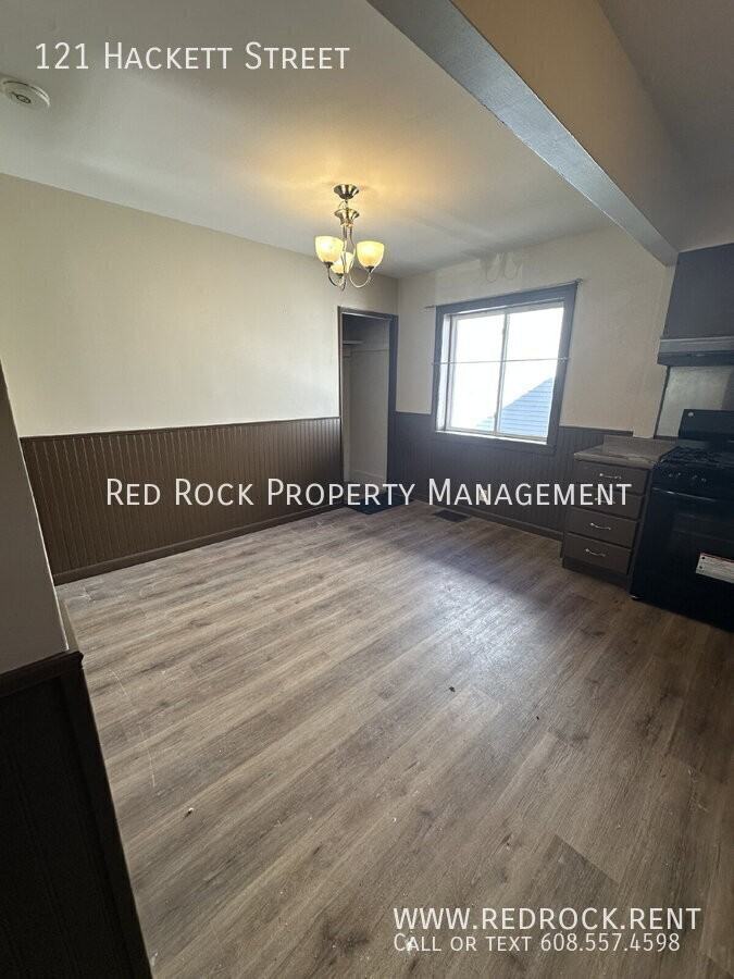 121 Hackett St - Photo 5 of 16