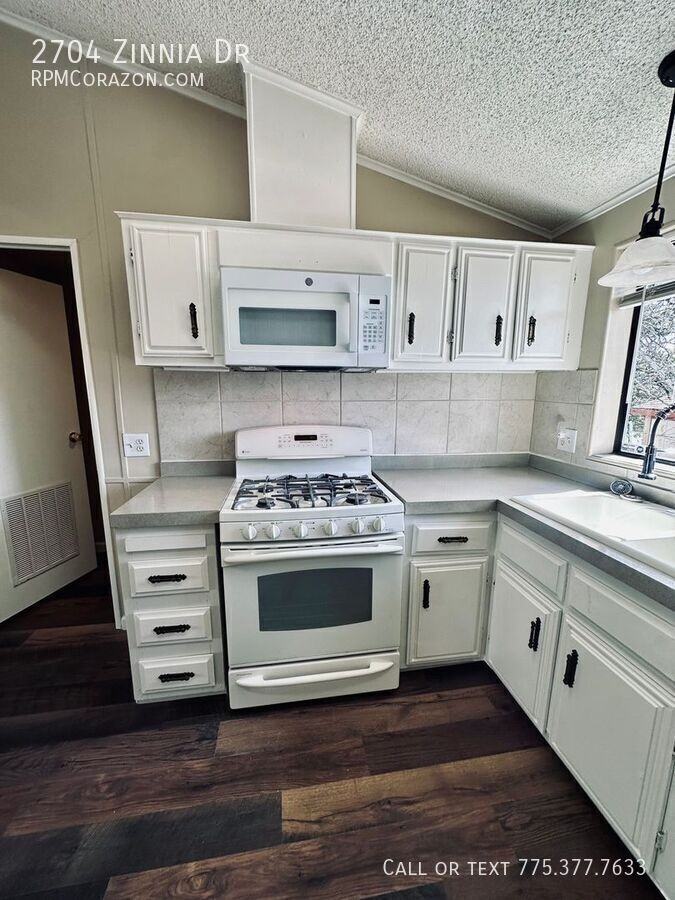 2704 Zinnia Dr - Photo 6 of 19