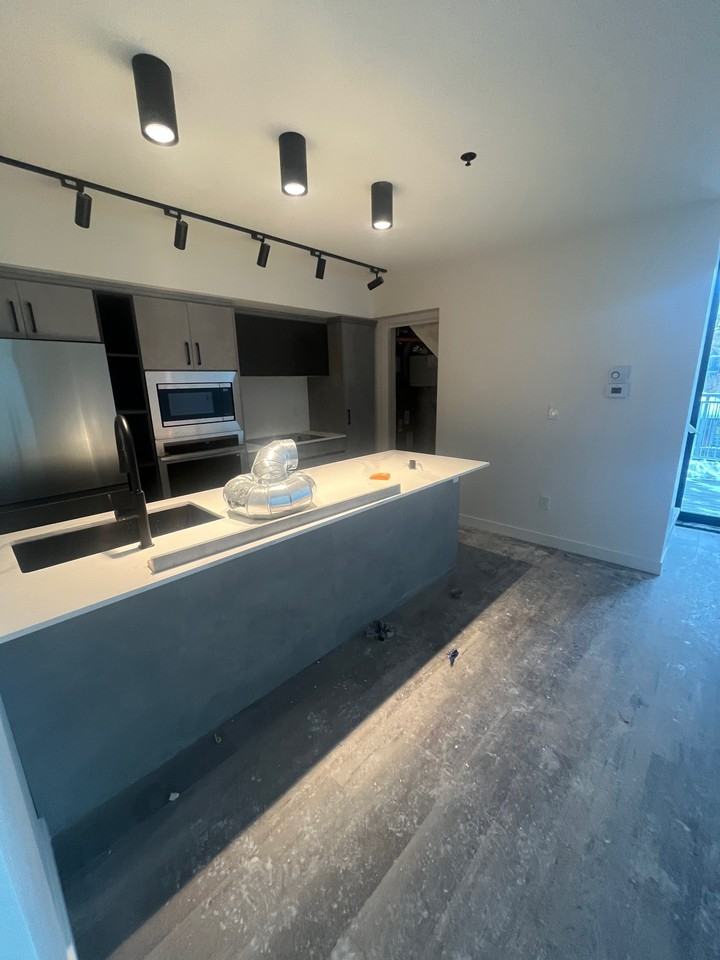 238 2-238 Wellington Crescent #2 - Photo 2 of 11