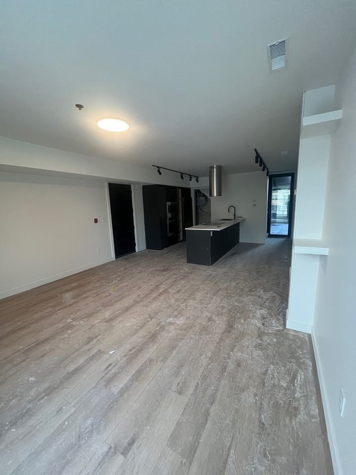 238 3-238 Wellington Crescent #3 - Photo 2 of 9