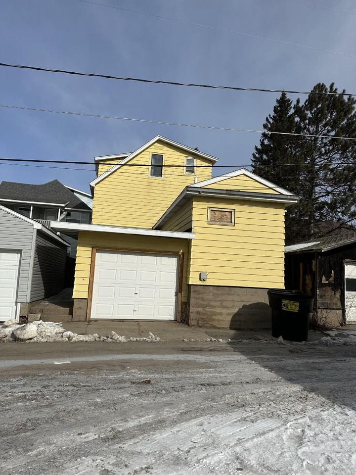 218 2nd St N - Photo 2 of 5