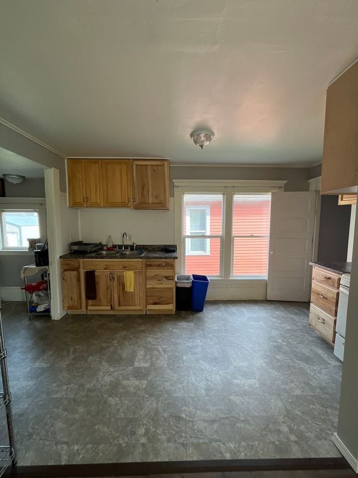 415 Lakeway Dr - Photo 2 of 8