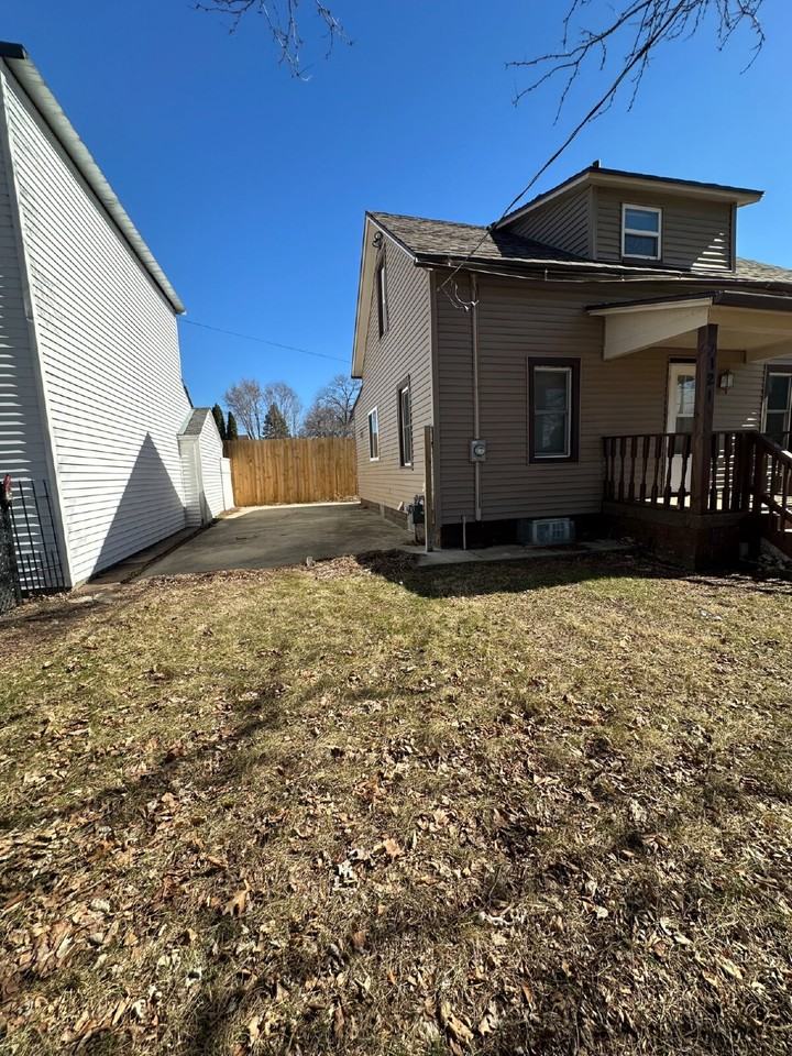 121 Hackett St - Photo 2 of 16