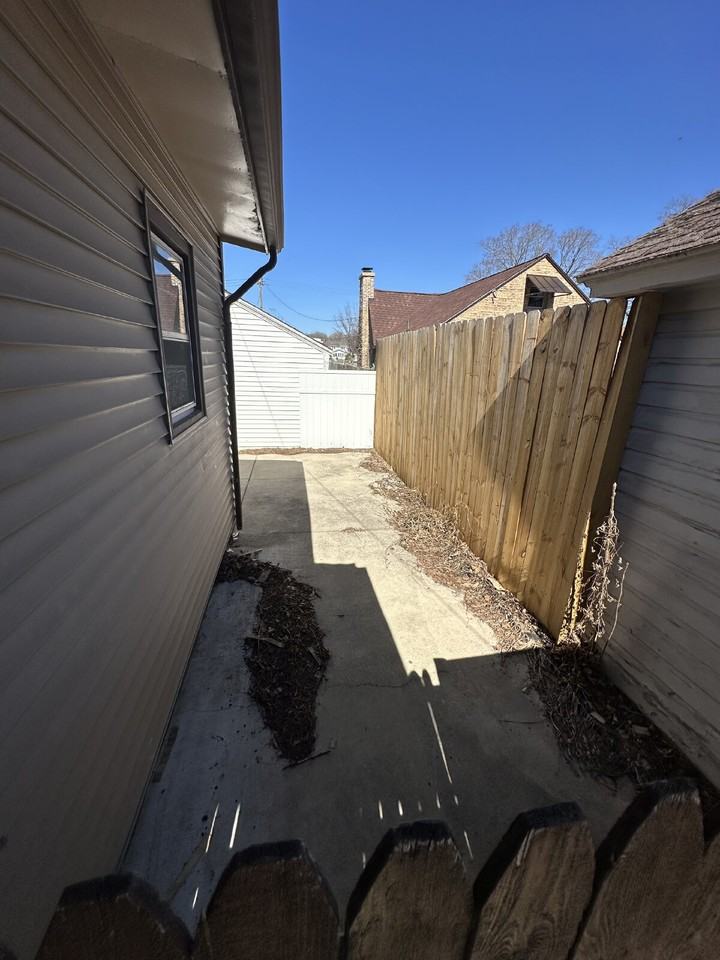 121 Hackett St - Photo 3 of 16