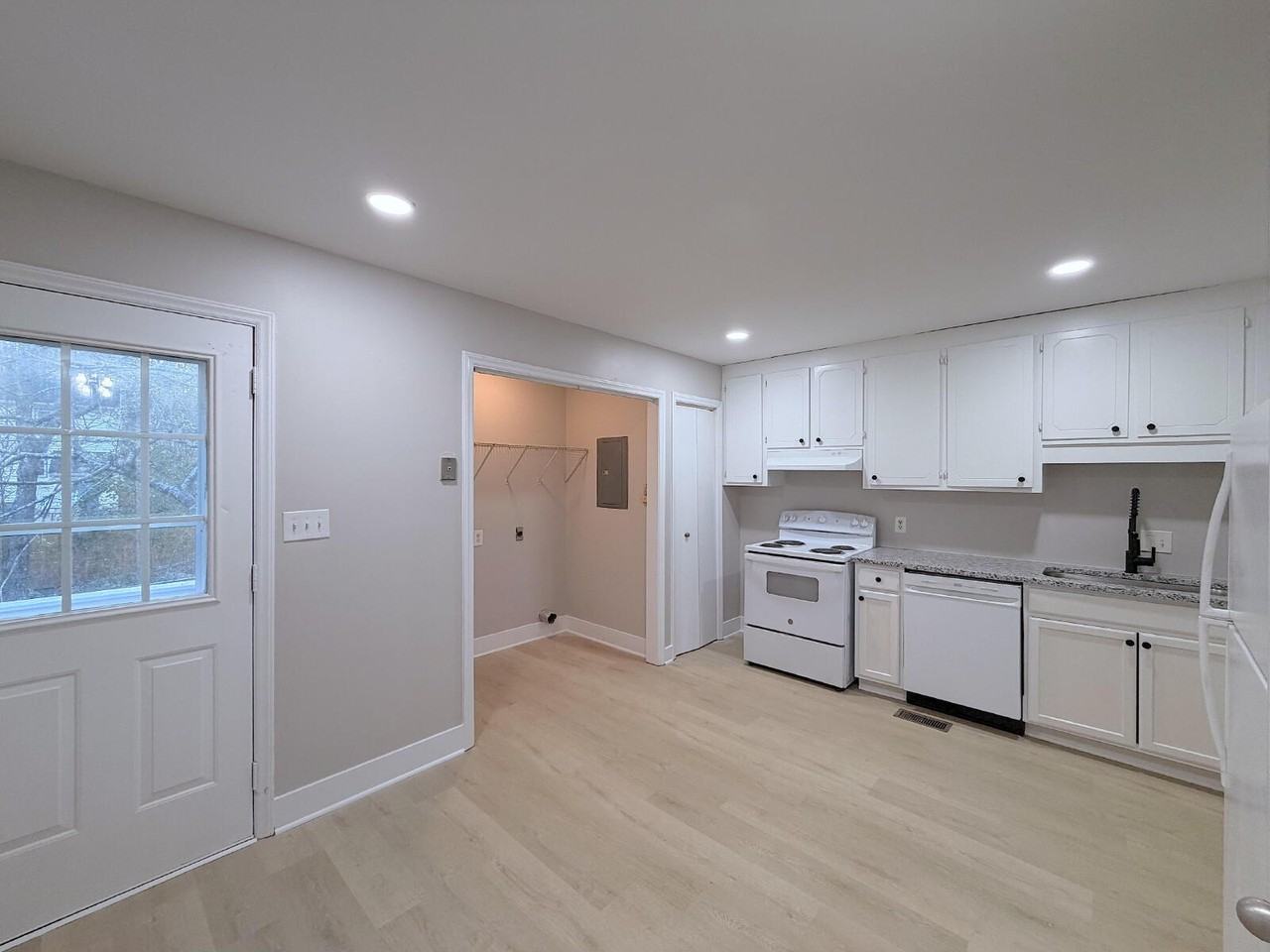 104 Stowe Pl Apt A - Photo 4 of 10