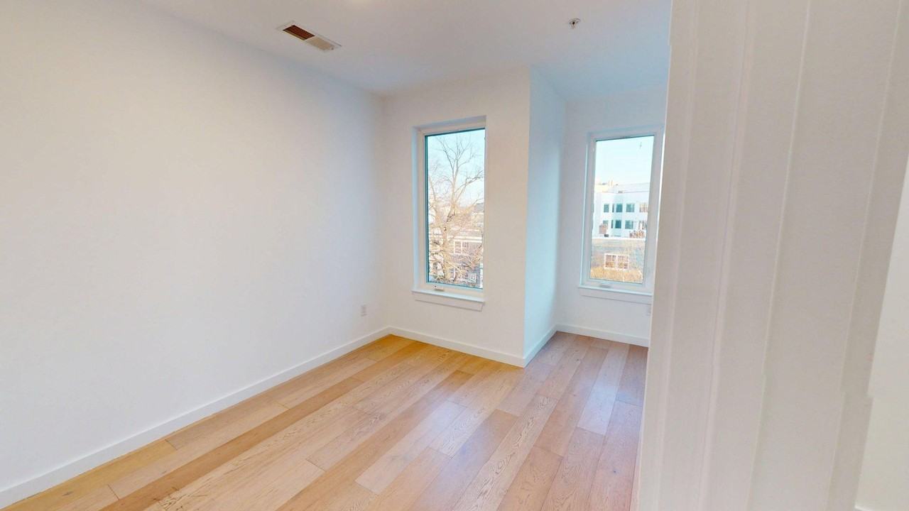 1806 I St Ne #10 - Photo 4 of 10