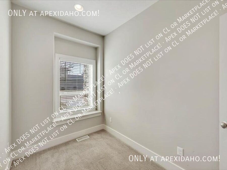 3332 S Cadet Ave - Photo 5 of 35