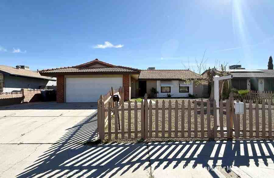 325 Greenfield Ln - Photo 2 of 29