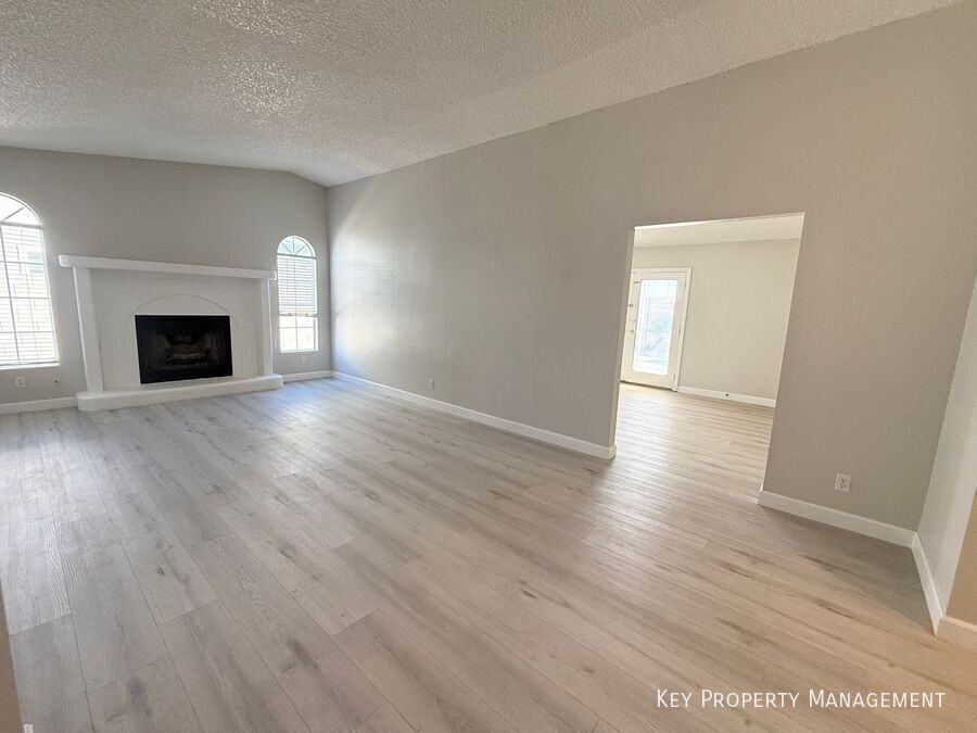 325 Greenfield Ln - Photo 6 of 29