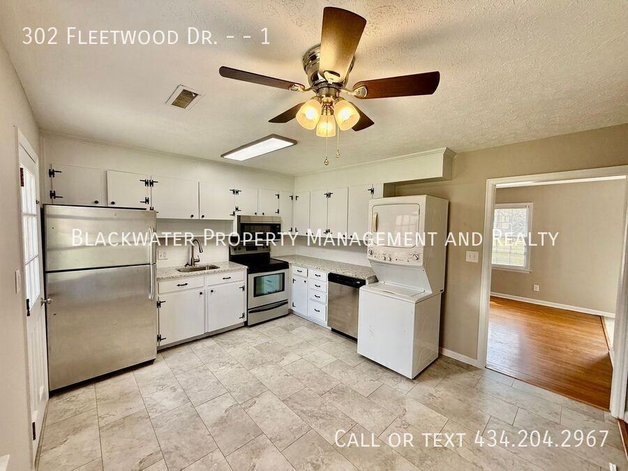 302 Fleetwood Dr #1 - Photo 3 of 6