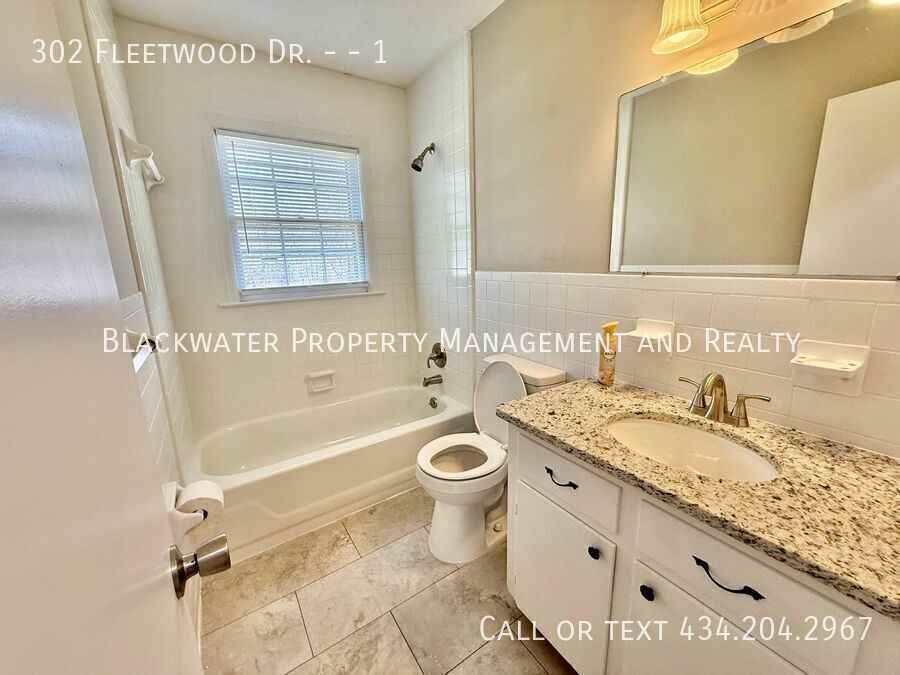 302 Fleetwood Dr #1 - Photo 4 of 6