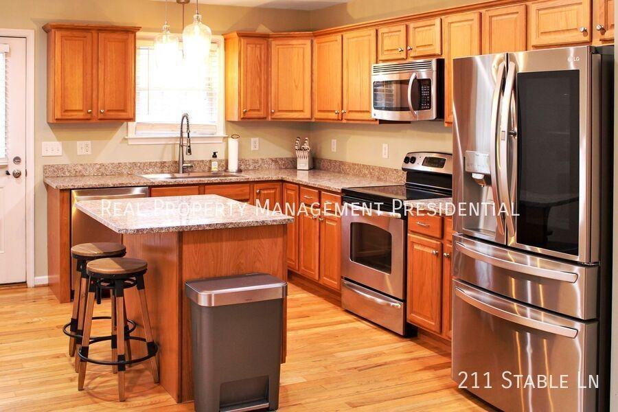 211 Stable Ln - Photo 2 of 21