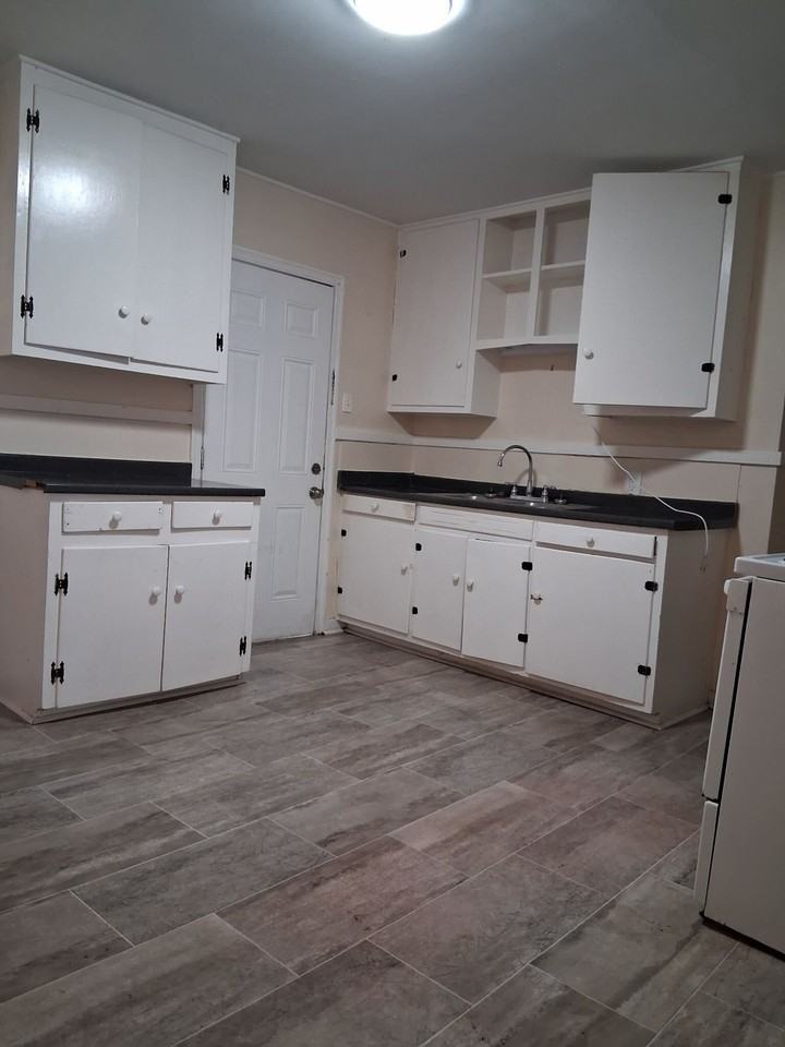 647 Robinhood Rd - Photo 4 of 12